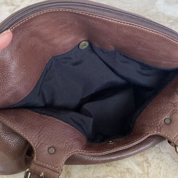 High Fashion Canada Leather Shoulder Bag - Picture 14 of 15